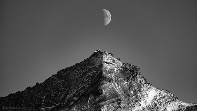 Могут ли Луна и гора отбрасывать похожие тени?