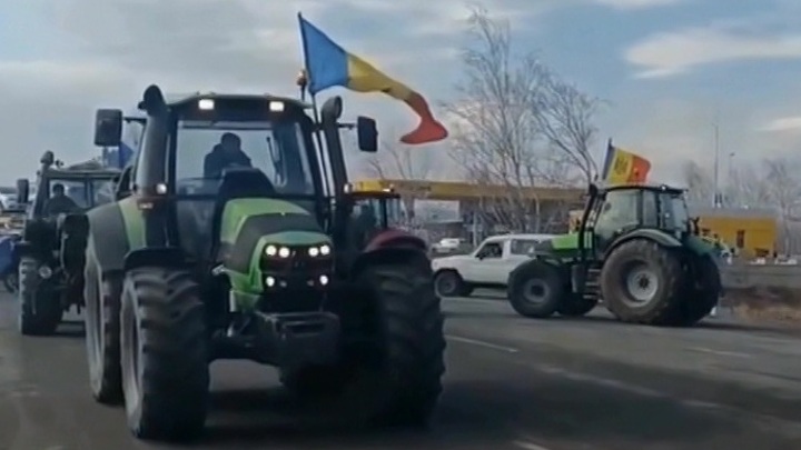 Молдавские фермеры заблокировали дорогу на границе с Румынией