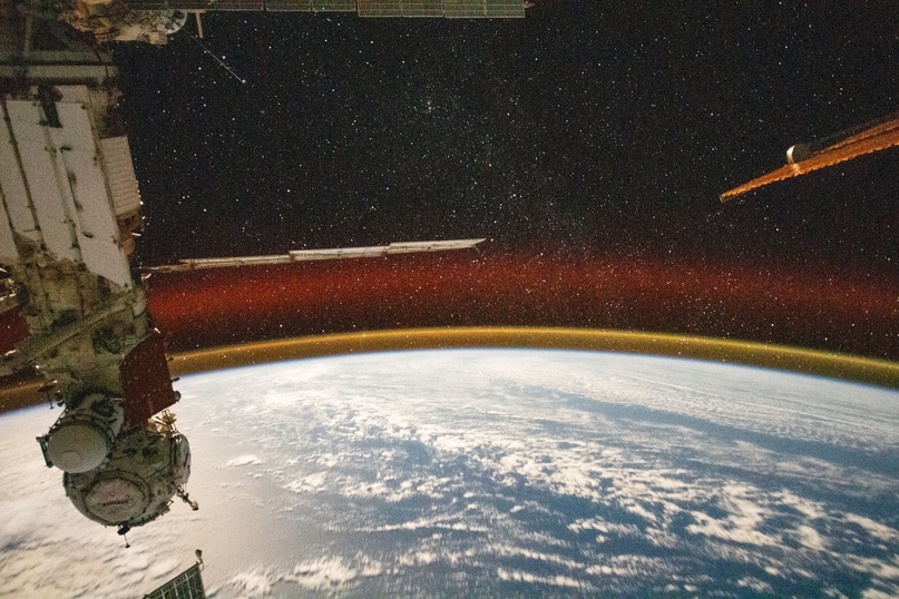 На этой фотографии запечатлено звездное небо над свечением атмосферы Земли, когда МКС вращалась над Тихим океаном