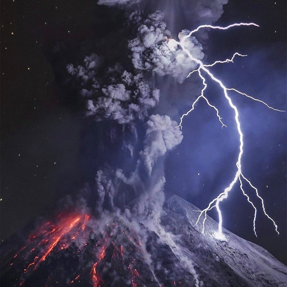 Фотограф Серхио Тапиро сделал потрясающую фотографию вулканической молнии, вызванной столкновением частиц пепла