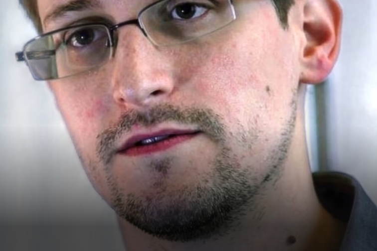 Сноуден не желает пока покидать Россию — у нас безопаснее