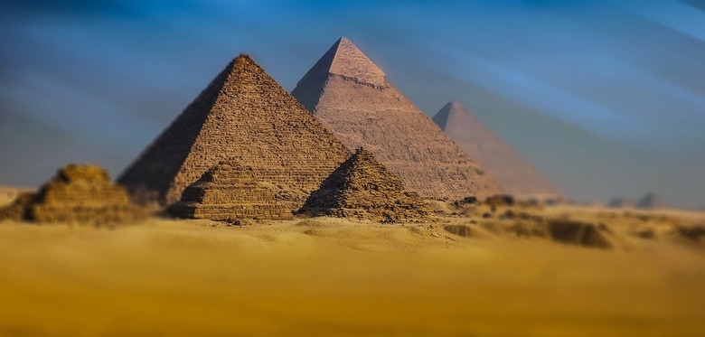 Пирамиды строились как убежища от метеоритов