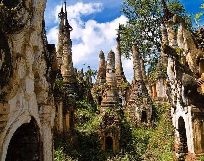 Затерянная храмовая деревня в джунглях Мьянмы. Долина сотни древних пагод