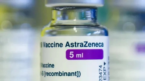 AstraZeneca признала образование тромбов у пациентов из-за вакцины от COVID