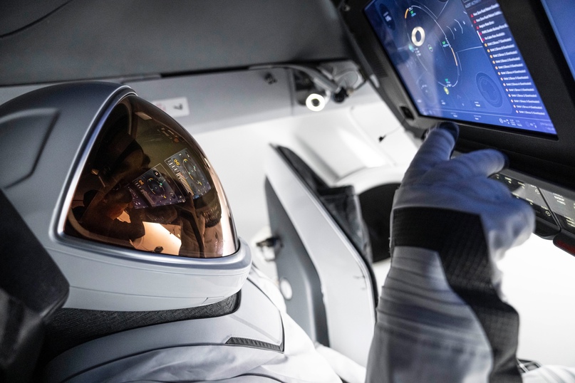 SpaceX представила скафандр EVA, предназначенный для выходов в открытый космос, который впервые применят в ходе миссии Polaris Dawn.
