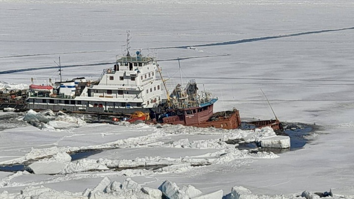 Два теплохода затонули во время ледохода в Якутии