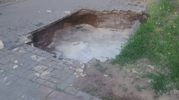 В Астрахани женщина провалилась в яму с кипятком