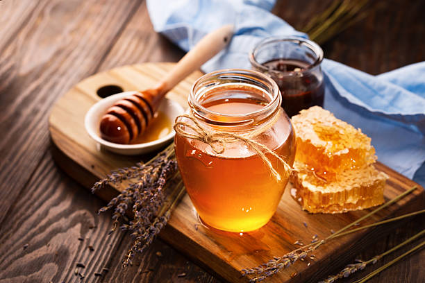 Врач Мясников порекомендовал мед для заживления ран и ссадин