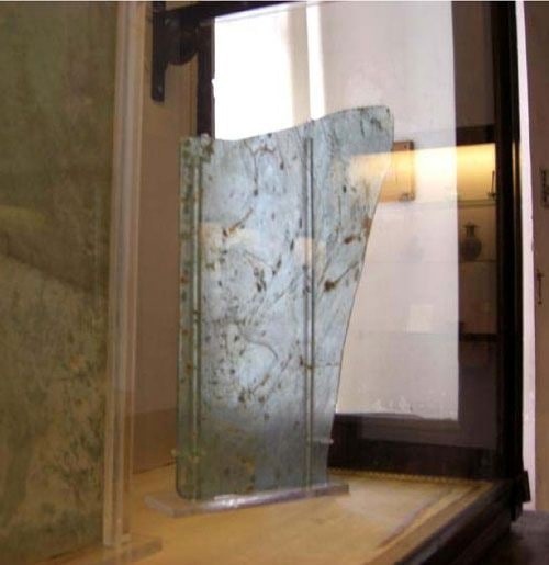 В Геркулануме, уничтоженном в 79г нэ. были найдены почти идеальные оконные стекла стандартных размеров