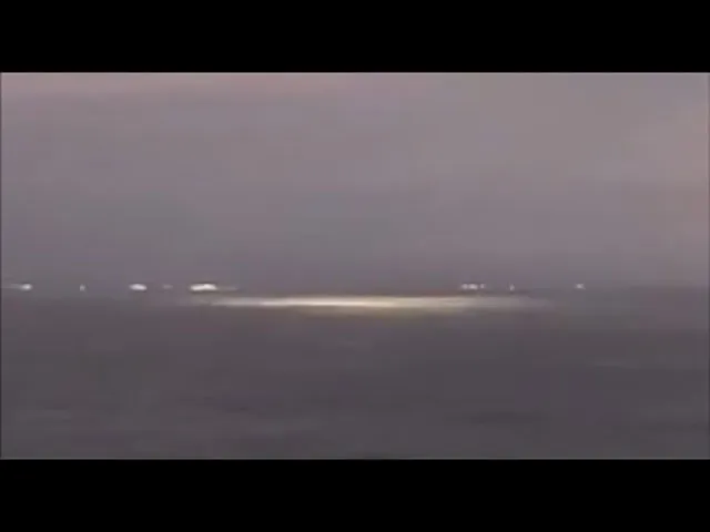 Странное подводное свечение сбивает с толку рабочих нефтяных вышек у побережья Бразилии (Видео)