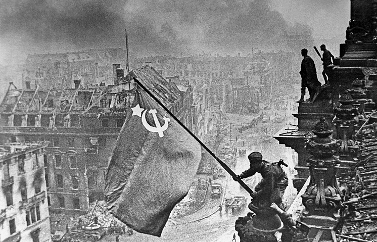 1 мая  —  Советские воины над Рейхстагом подняли Знамя Победы
