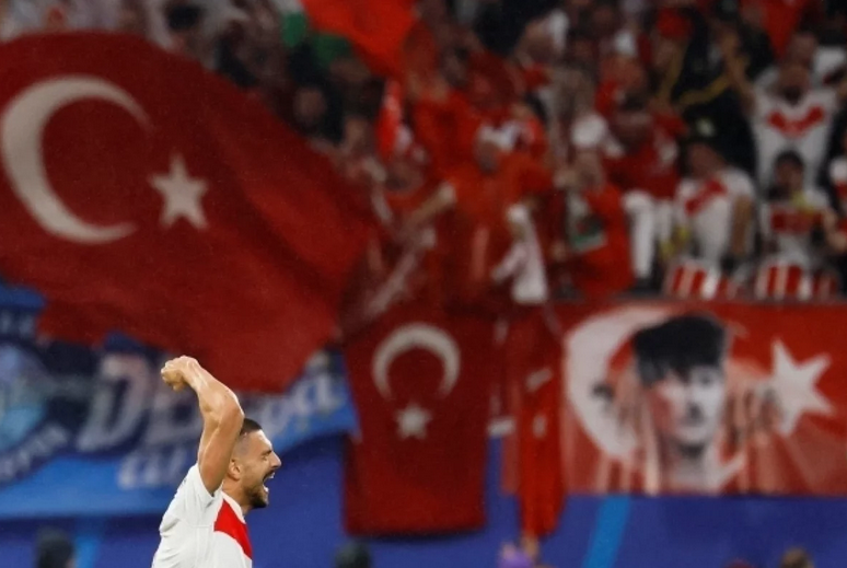 «Я рад, что сделал это». Игрока сборной Турции обвинили в фашизме