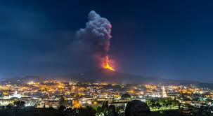 Мощное извержение Этны накрыло город на Сицилии, Италия.