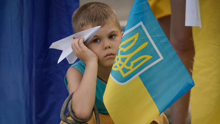 Киевские чиновники прикрылись сиротами для вывоза родственников за границу