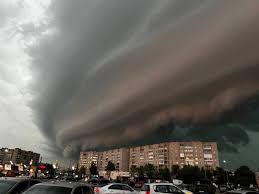 На Москву идет ураган «Орхан»: несет шквальный ветер и град