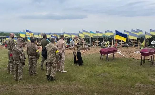 В ожидании перемоги: на Украине новый флешмоб с телефонами в гробах