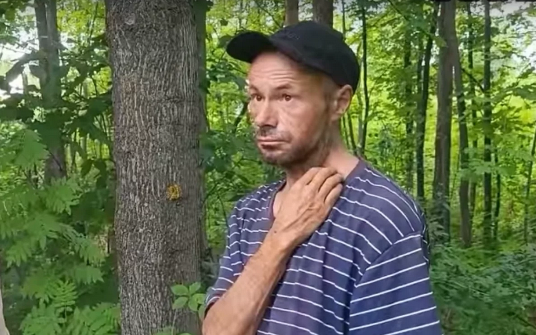 Брат родной выгнал. Бездомный Дима выживает в лесу 20 лет и боится умереть