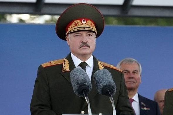 Лукашенко отказался отменять парад Победы и пригласил россиян
