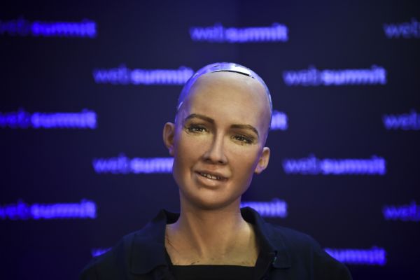 Человекоподобный робот София, обещавшая уничтожить человечество