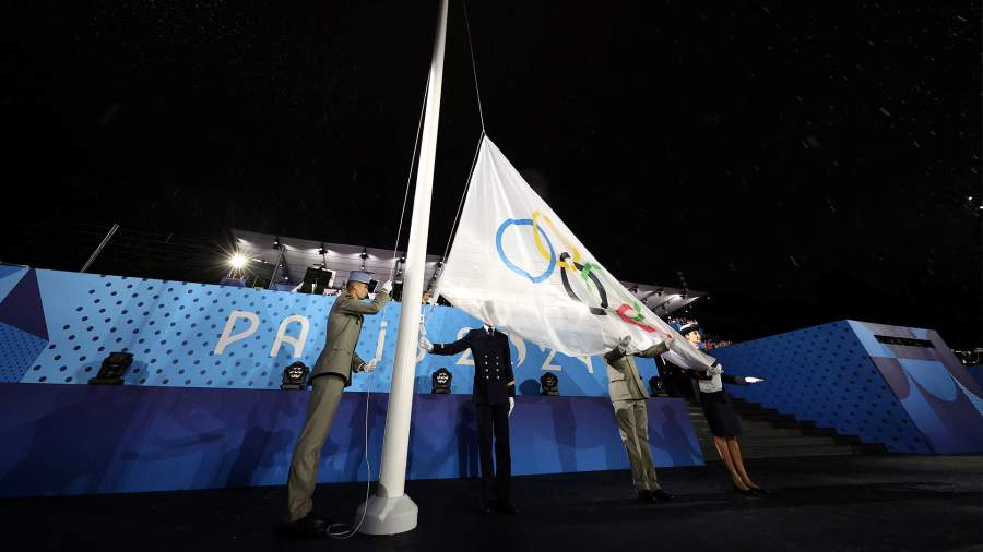 Олимпийский флаг на церемонии открытия Игр в Париже повесили в перевернутом виде