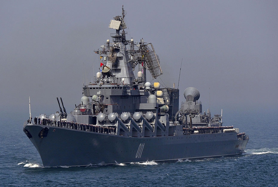Ракетный крейсер «Варяг» и фрегат «Маршал Шапошников» зашли в порт Омана