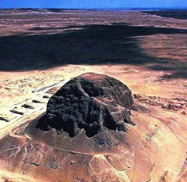 Черная пирамида в Дахшуре, Египет.