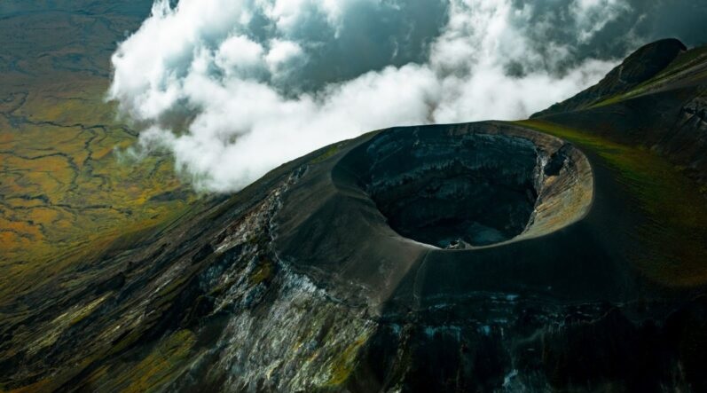 Самый странный вулкан на Земле извергает водянистую лаву