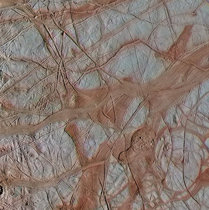 Астрономы «раскрасили» старые фото поверхности спутника Юпитера