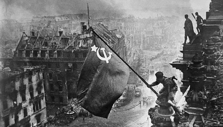 Facebook удаляет посты с фото установки Знамени Победы над Рейхстагом за 