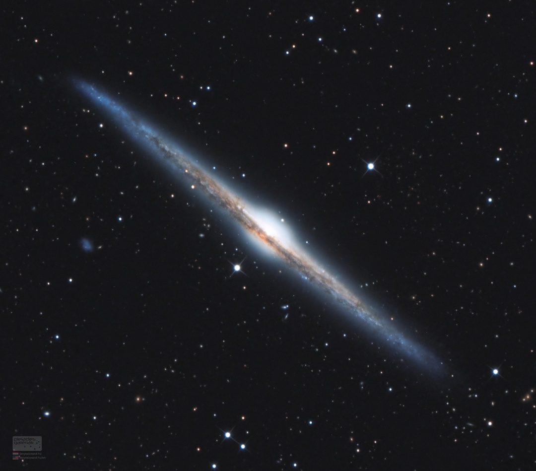 NGC 4565: галактика, видимая с ребра.