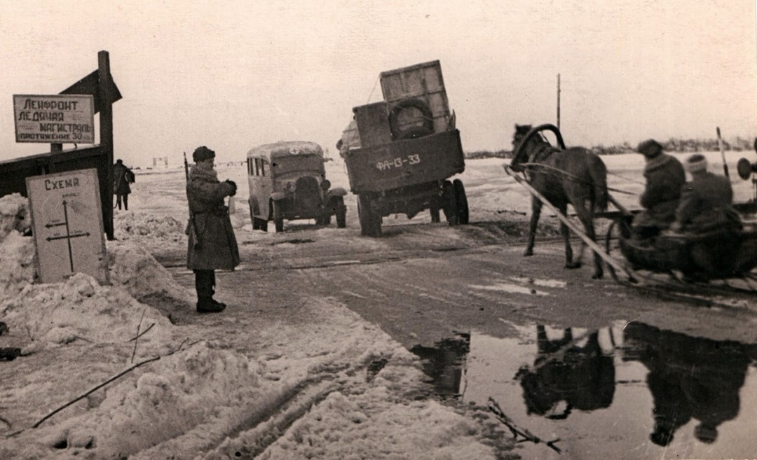 22 ноября 1941 года первая колонна грузовиков пересекла по льду Ладожское озеро, доставив продовольствие в осаждённый Ленинград.