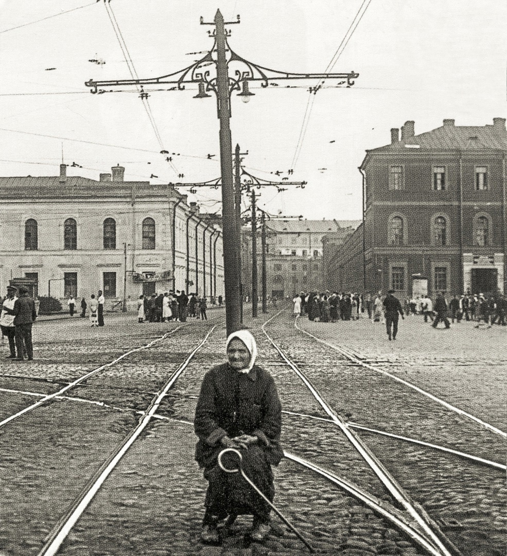 Стрелочница на площади Труда, Ленинград, 1920-ые годы.