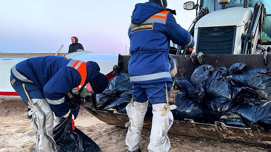 После ЧП с танкерами было очищено более 10 км побережья в Краснодарском крае