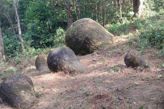 Странные, гигантские каменные кувшины, созданные загадочным народом, были найдены в Индии