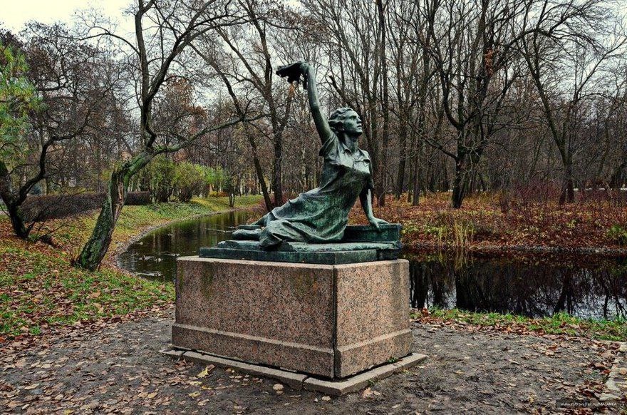 француженка, изображённая на памятнике в Московском парке Победы