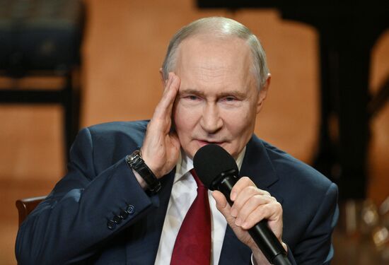«Золотую рыбку отпустил бы». Путин рассказал, как стал президентом России
