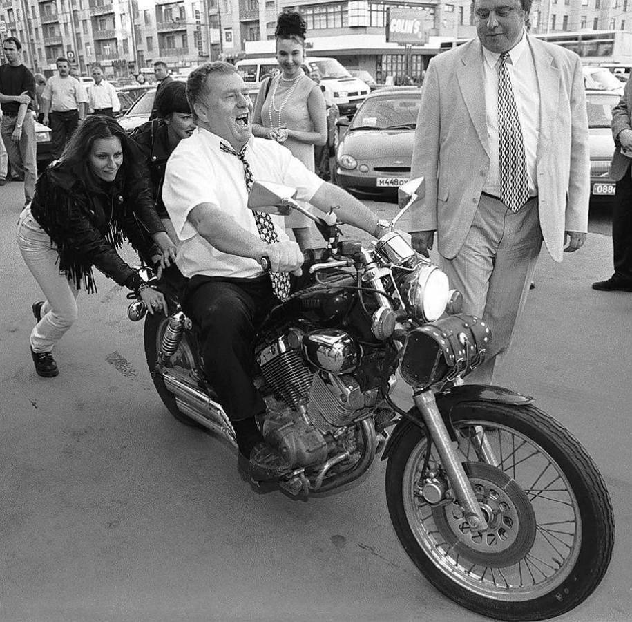 Настроение дня: Жириновский на мотоцикле у Курского вокзала. Москва, 1997