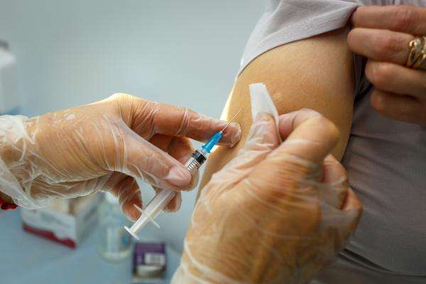 Роспотребнадзор прокомментировал введение штрафов за отказ от вакцинации