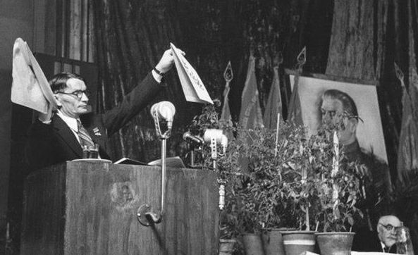 Академик АН СССР Трофим Лысенко объявляет генетику лженаукой, Москва, 1948 год.