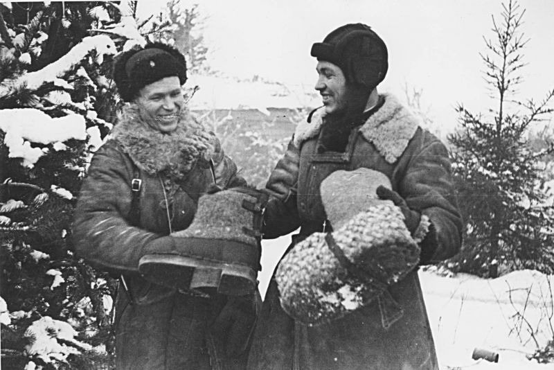 Советские военнослужащие с немецкими караульными ботами. Ленинградский фронт, 1943 год.