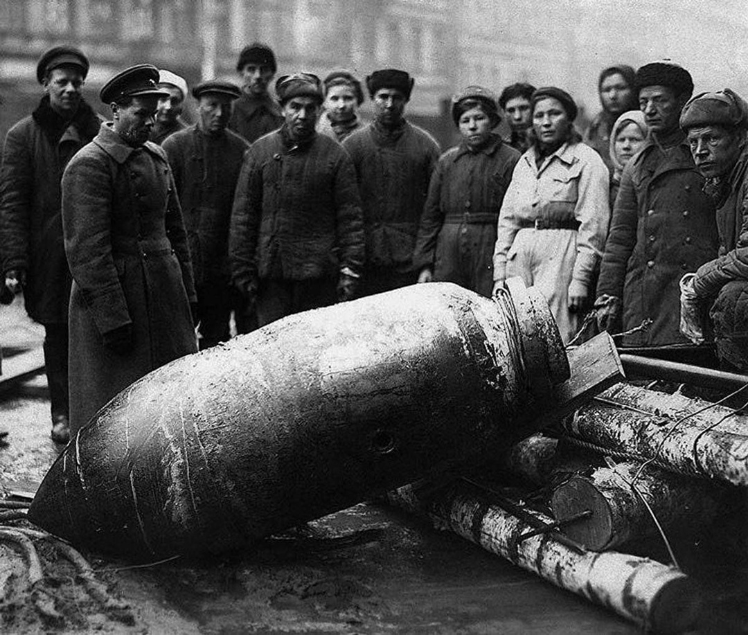 Жители блокадного Ленинграда столпились вокруг гигантской немецкой авиабомбы SC-1000