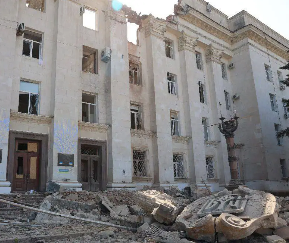 Сначала обрушился тризуб, а за ним и большая часть здания