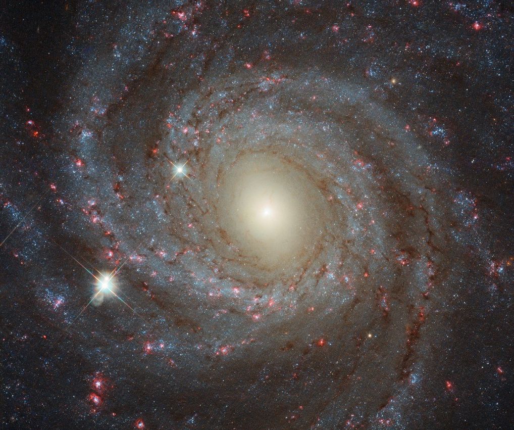 NGC 3344: Космический бриллиант, запечатленный Хабблом!