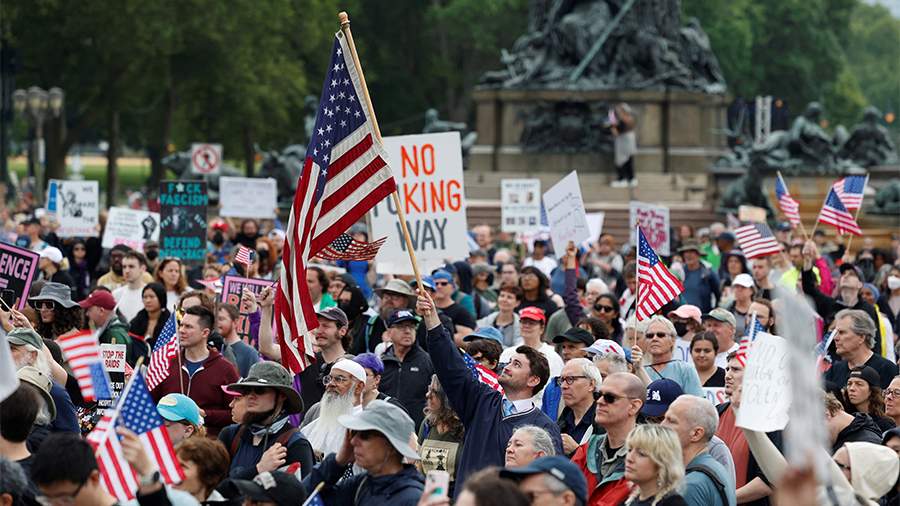 Тысячи людей вышли на митинги против Трампа в Филадельфии