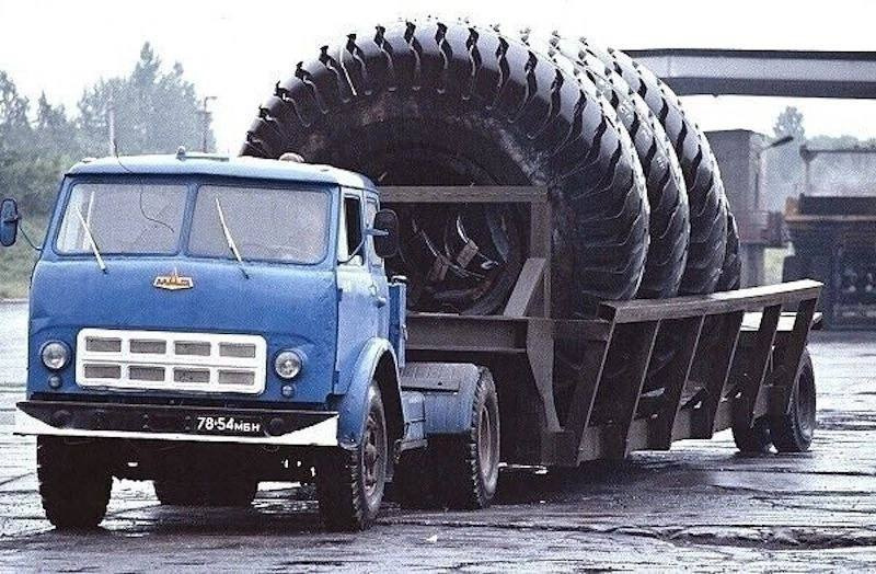МАЗ-504В перевозит шины для карьерных самосвалов БЕЛАЗ. 1970-е годы.