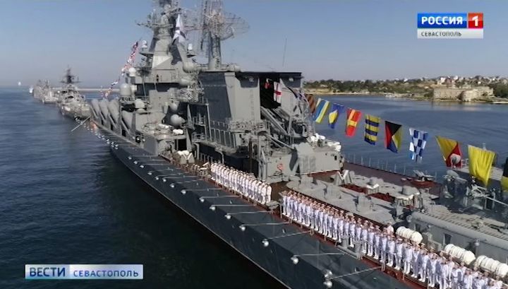В Севастопольской бухте к параду формируют строй кораблей Черноморского флота
