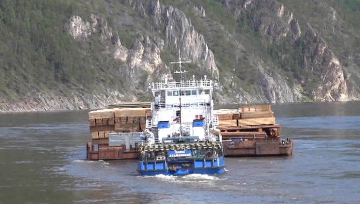 Речной флот завозит продукты и топливо в поселки на реке Лене