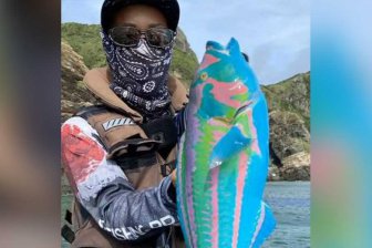 Японец поймал необычную радужную рыбу, которая подошла бы для фильма «Аватар»