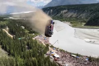 Жители Аляски спустили автомобили со скалы в честь 4 июля