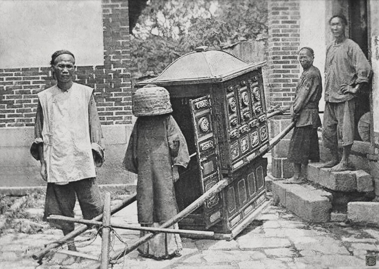 Молодая невеста отправляется на свадьбу, Китай, 1912 год.